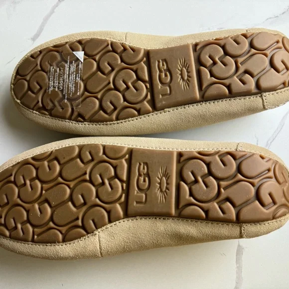 UGG Ansley Slippers The world's finest luxury sheepskin luxury. Treat your feet - Picture 1 of 3